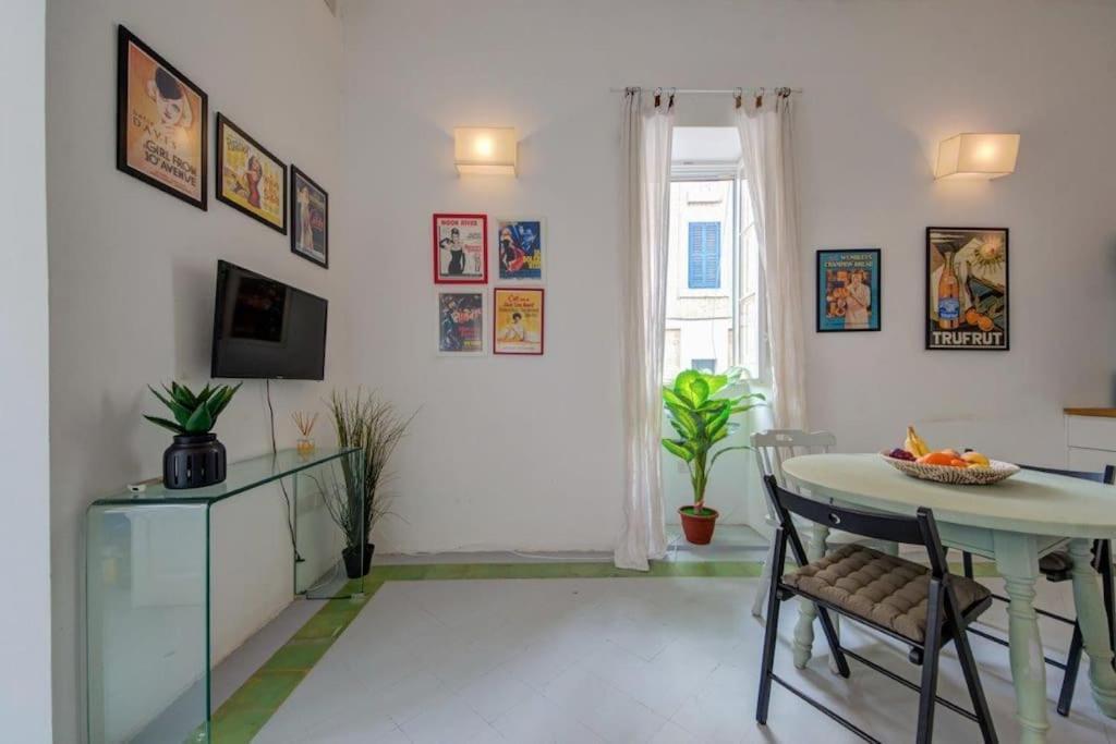 Traditional Maltese Town House In Floriana Экстерьер фото