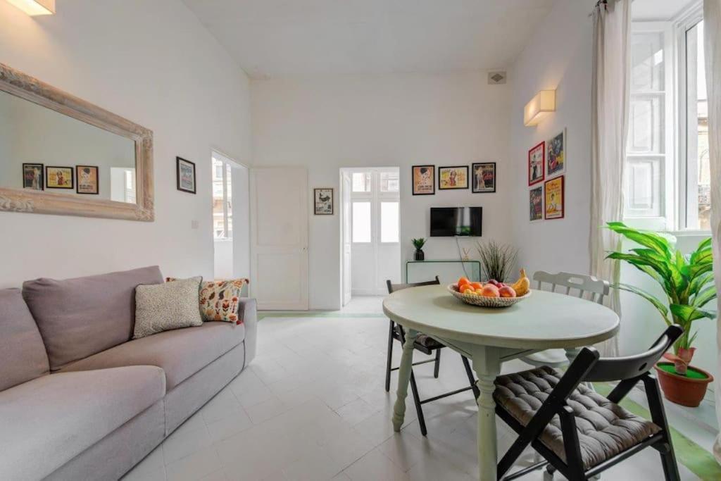 Traditional Maltese Town House In Floriana Экстерьер фото